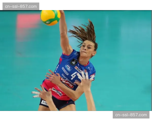 “特写：伤愈复出的蕾妮·蒙哥马利在训练馆的加练日常”